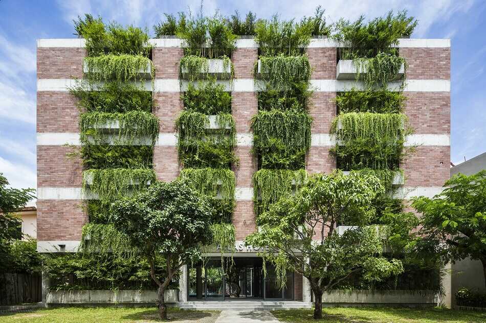 ngoại thất resort tại Đà Nẵng gây ấn tượng với vườn tường cây xanh